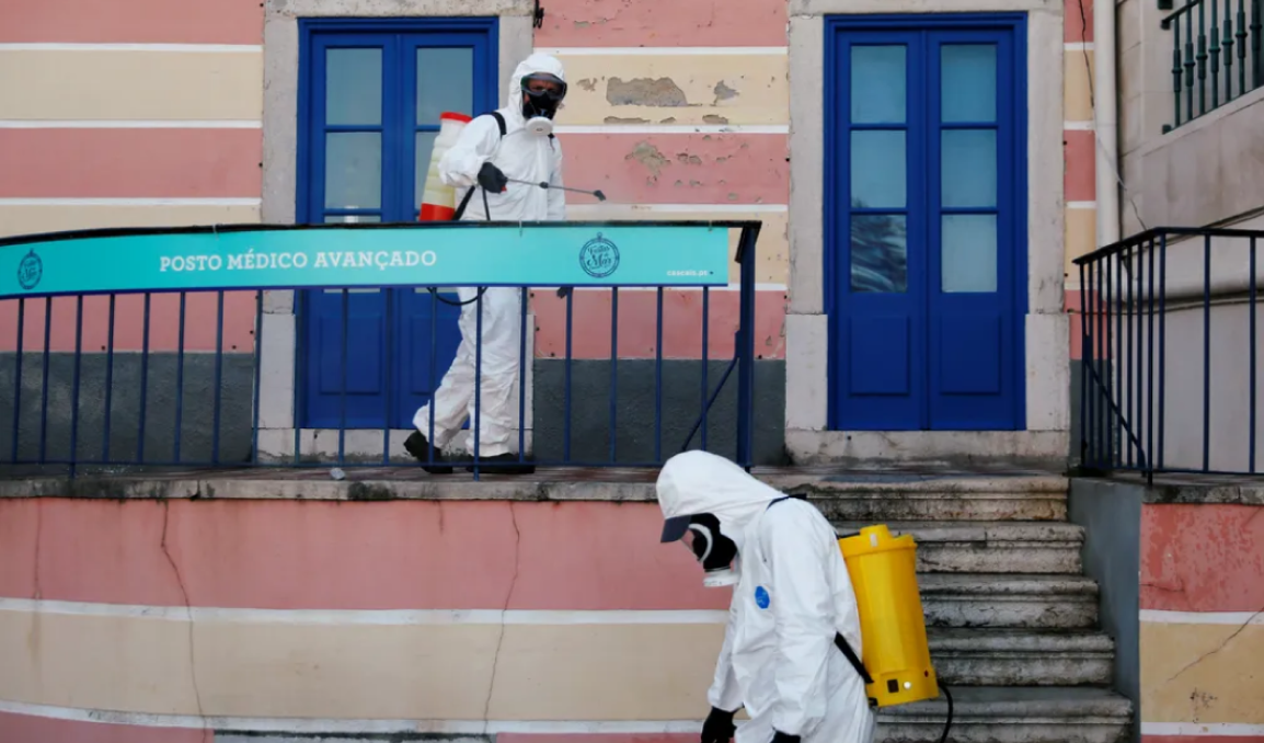 Funcionários municipais desinfectam ruas em Cascais, Portugal, neste sábado (28), para evitar a disseminação do novo coronavírus. O mundo bateu a marca dos 600 mil casos de Covid-19. — Foto: Rafael Marchante/Reuters