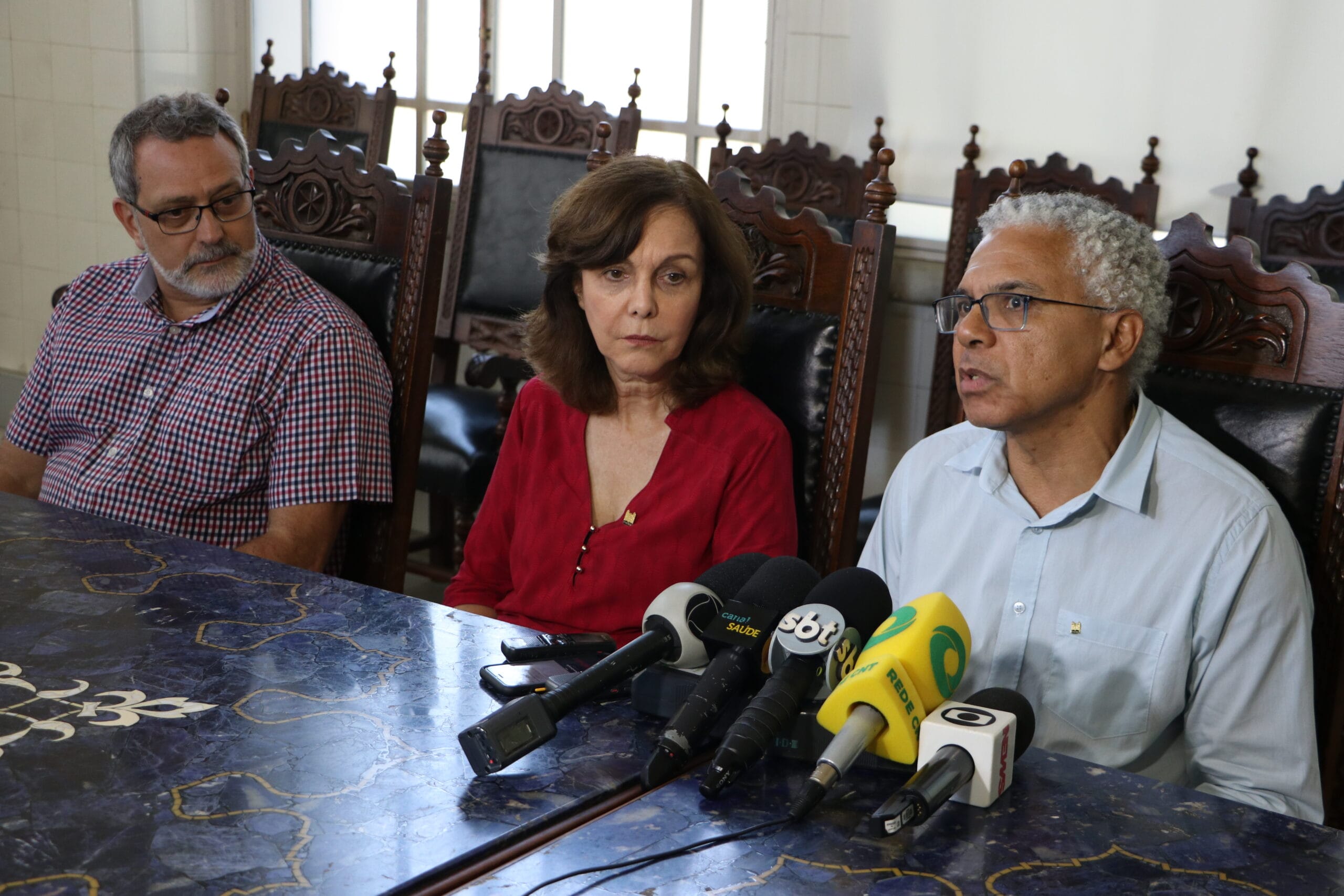 Coletiva de imprensa na Fiocruz sobre a declaração, pela Organização Mundial da Saúde (OMS), da pandemia de covid-19. Com a palavra, Valcler Rangel Fernandes, chefe de gabinete da presidência da Fiocruz. Ao seu lado, Marilda Siqueira, chefe do Laboratório de Vírus Respiratórios e Sarampo do Instituto Oswaldo Cruz/Fiocruz e Antonio Gomes Pinto Ferreira, vice-diretor de Reativos para Diagnósticos de Bio-Manguinhos. Rio de Janeiro, 11 de março de 2020. Foto: Peter Ilicciev. Acervo CCS/Fiocruz.