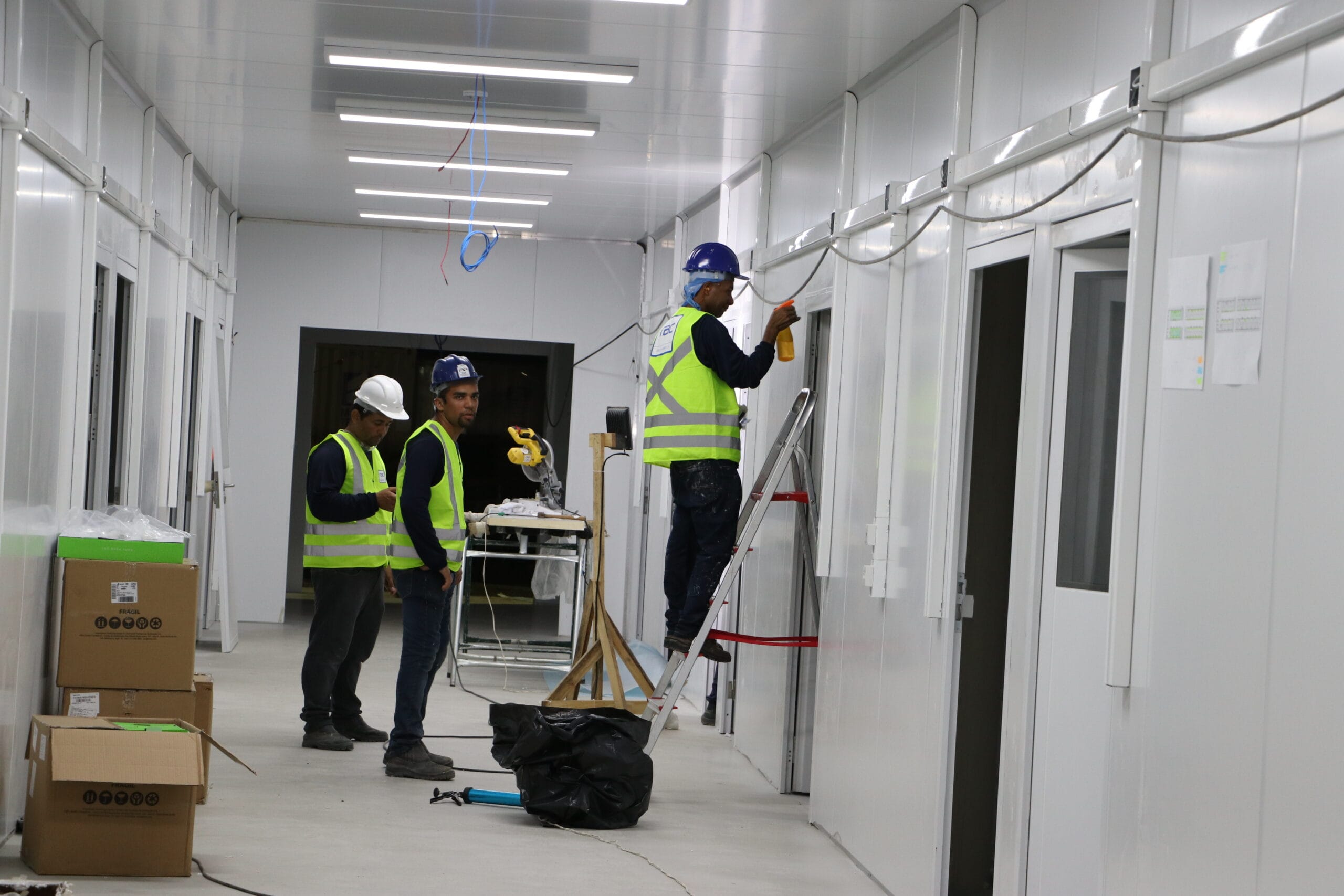 Construção em andamento do Centro Hospitalar Covid-19 da Fiocruz. Rio de Janeiro (RJ), 15 abr. 2020. Foto: Peter Ilicciev. Acervo CCS/Fiocruz.