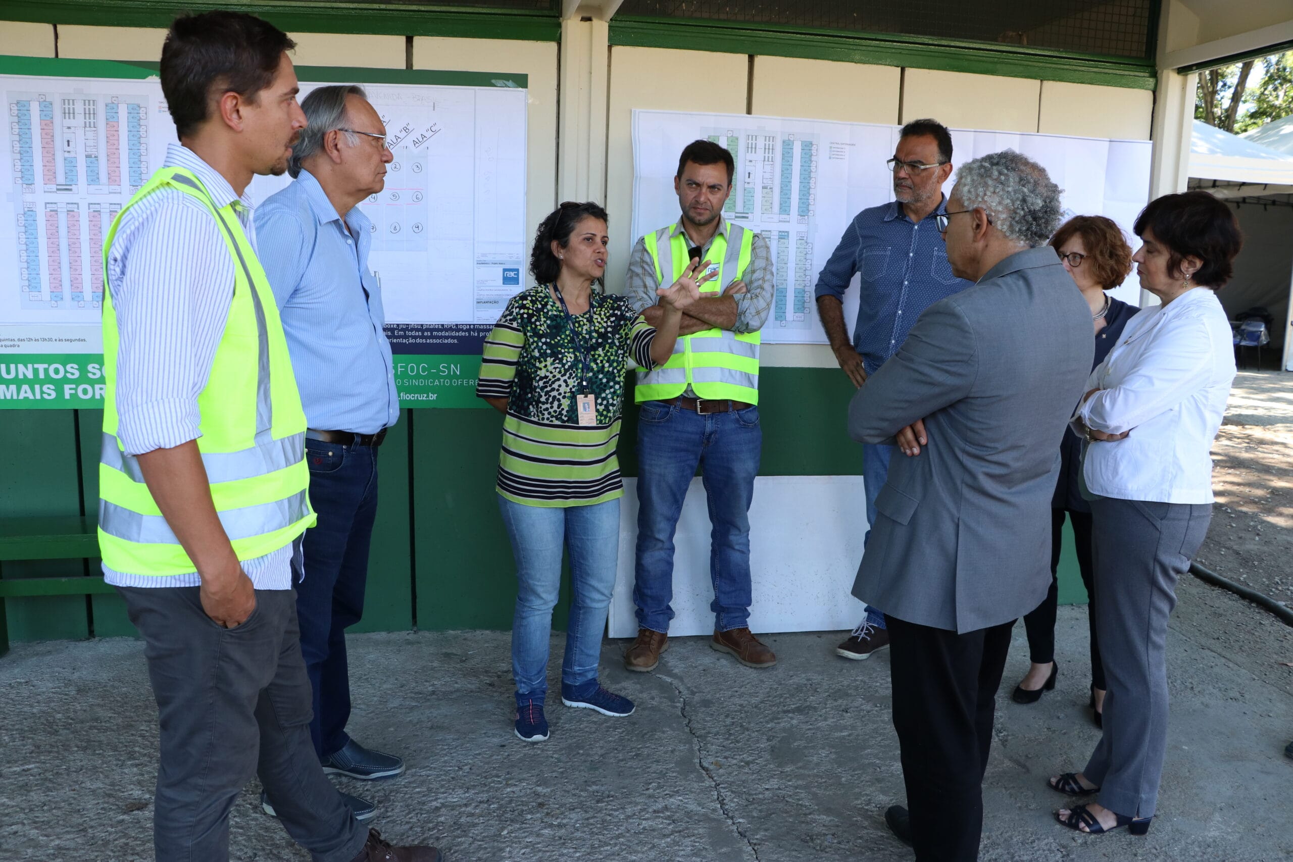 Nísia Trindade Lima, presidente da Fiocruz; Valdiléa Veloso, diretora do Instituto Nacional de Infectologia Evandro Chagas/Fiocruz; e Ana Beatriz Cuzzatti, coordenadora-geral de Infraestrutura dos Campi (Cogic) falam aos trabalhadores da construção do Centro Hospitalar Covid-19 da Fiocruz. Rio de Janeiro (RJ), abr. 2020.