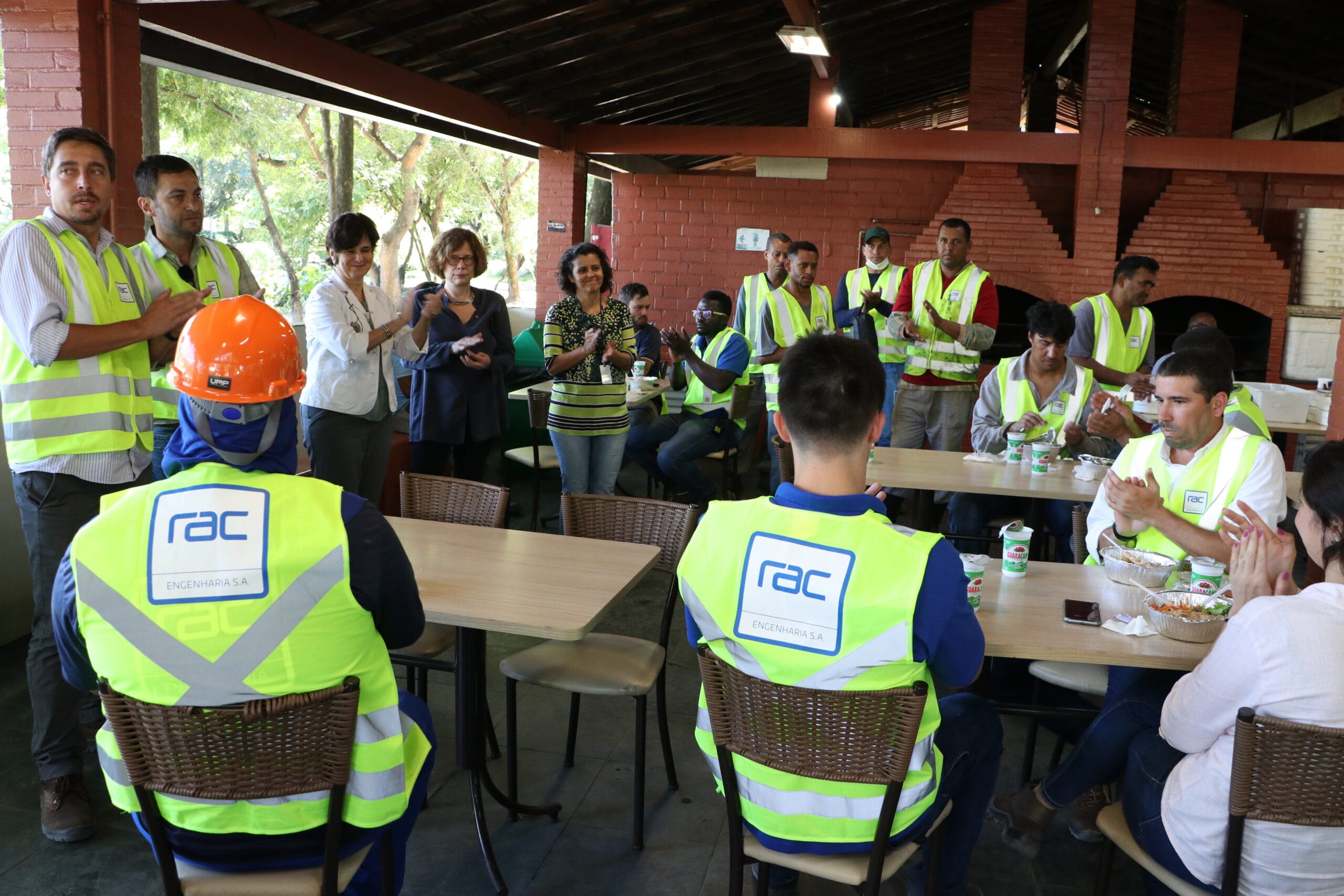 Nísia Trindade Lima, presidente da Fiocruz; Valdiléa Veloso, diretora do Instituto Nacional de Infectologia Evandro Chagas/Fiocruz; e Ana Beatriz Cuzzatti, coordenadora-geral de Infraestrutura dos Campi (Cogic) falam aos trabalhadores da construção do Centro Hospitalar Covid-19 da Fiocruz. Rio de Janeiro (RJ), abr. 2020.