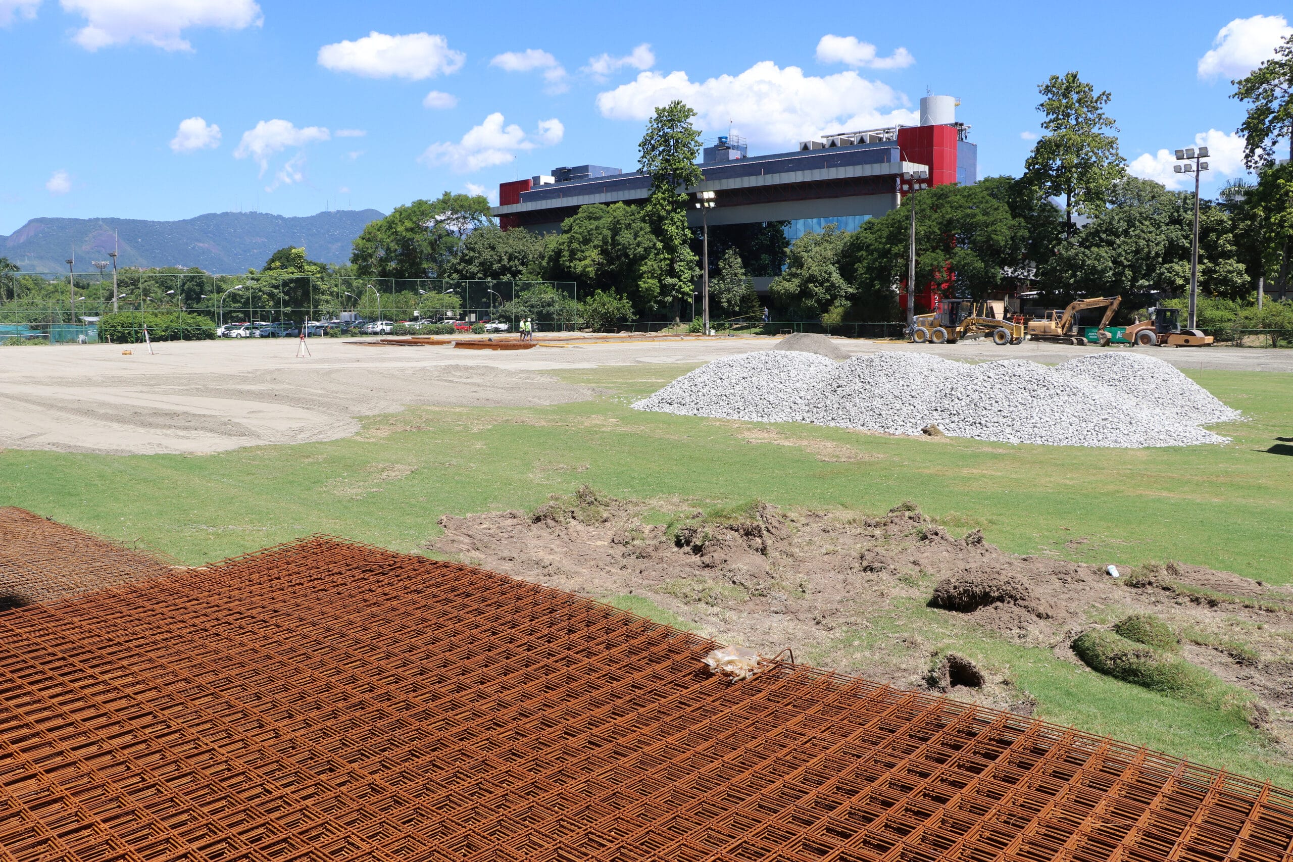 Obras para a construção do Centro Hospitalar Covid-19 da Fiocruz, no antigo campo de futebol. Rio de Janeiro (RJ), mar./abr. 2020. Foto: Peter Ilicciev. Acervo CCS/Fiocruz.