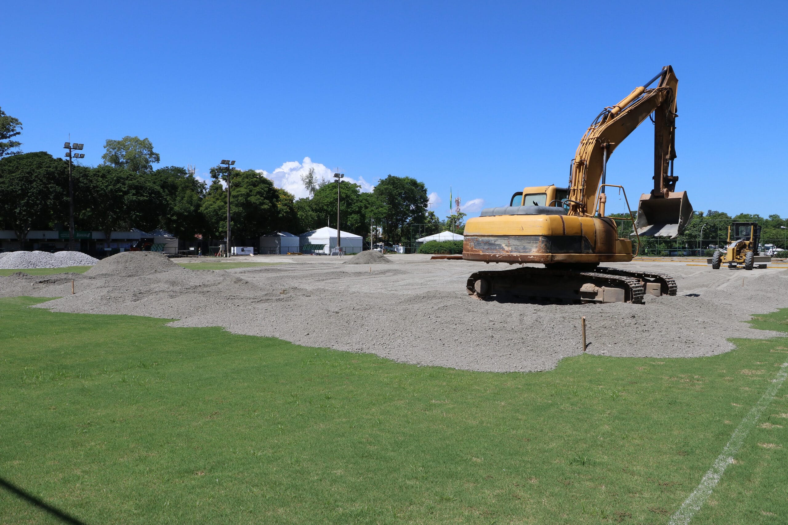 Obras para a construção do Centro Hospitalar Covid-19 da Fiocruz, no antigo campo de futebol. Rio de Janeiro (RJ), mar./abr. 2020. Foto: Peter Ilicciev. Acervo CCS/Fiocruz.