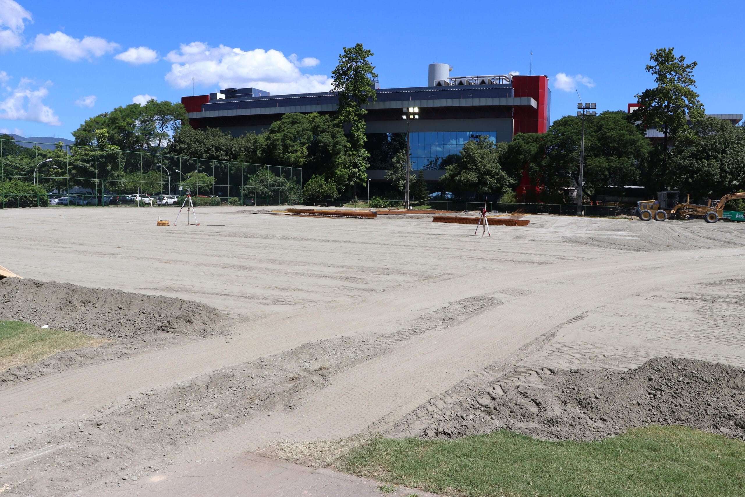 Obras para a construção do Centro Hospitalar Covid-19 da Fiocruz, no antigo campo de futebol. Rio de Janeiro (RJ), mar./abr. 2020. Foto: Peter Ilicciev. Acervo CCS/Fiocruz.