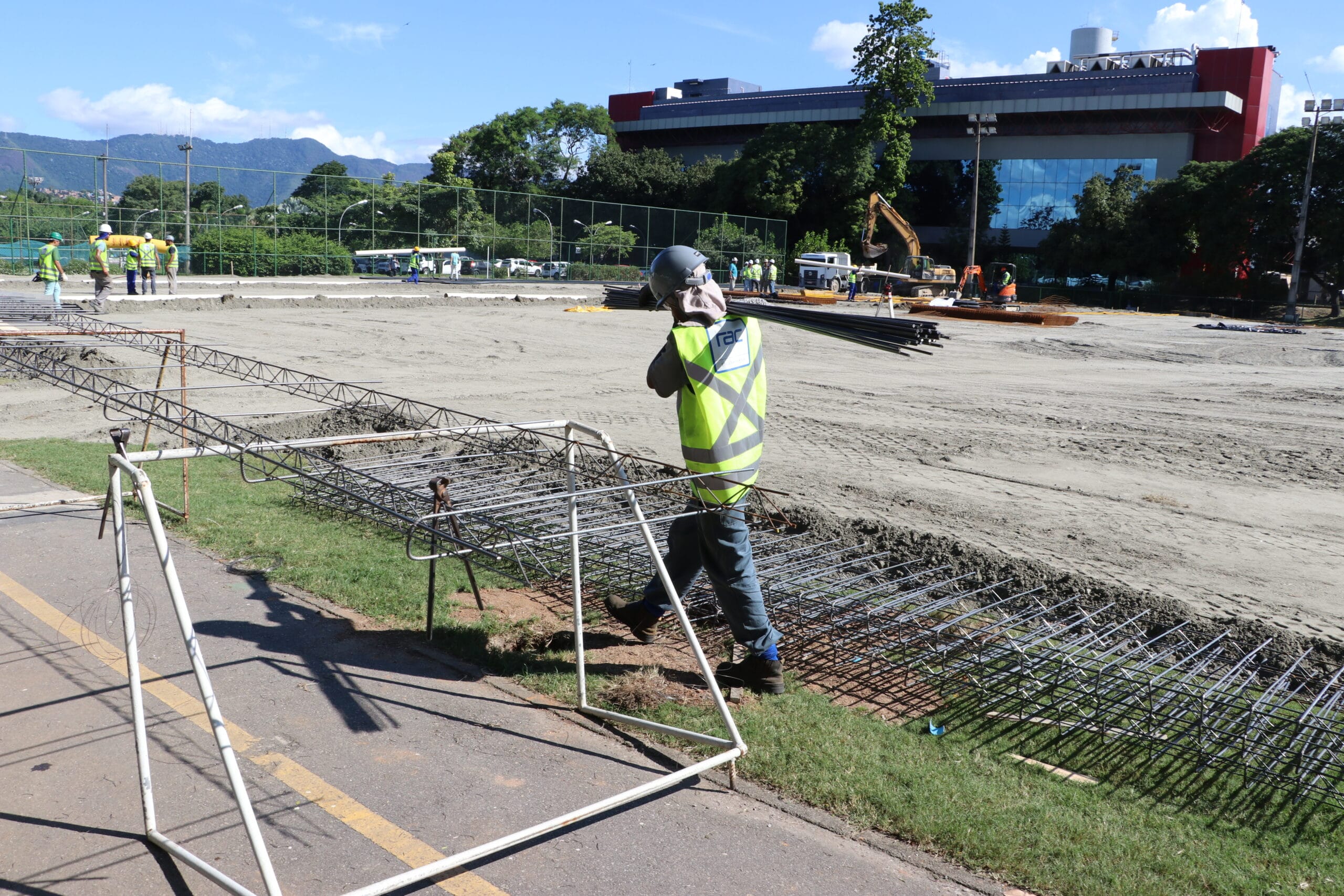 Obras para a construção do Centro Hospitalar Covid-19 da Fiocruz, no antigo campo de futebol. Rio de Janeiro (RJ), mar./abr. 2020. Foto: Peter Ilicciev. Acervo CCS/Fiocruz.