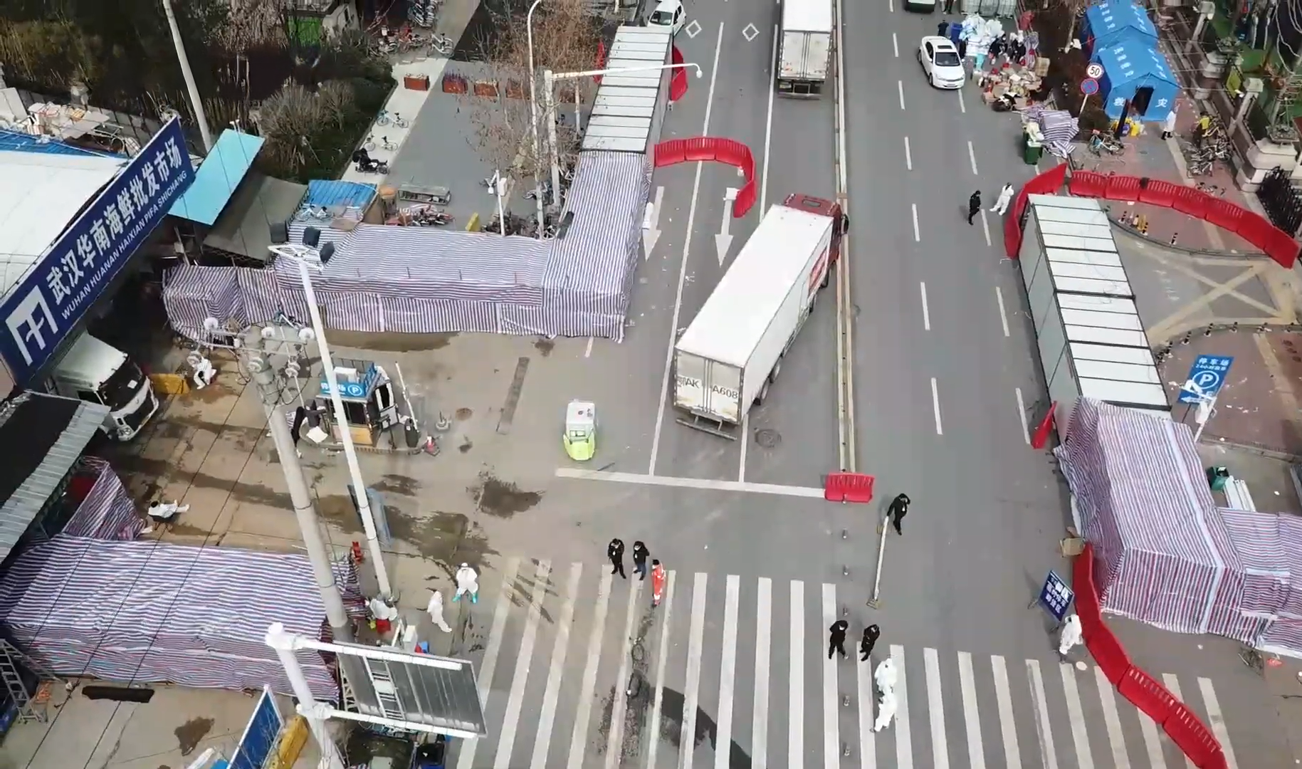 Mercado de frutos do mar de Wuhan, suspeito de ser a origem da doença, é fechado