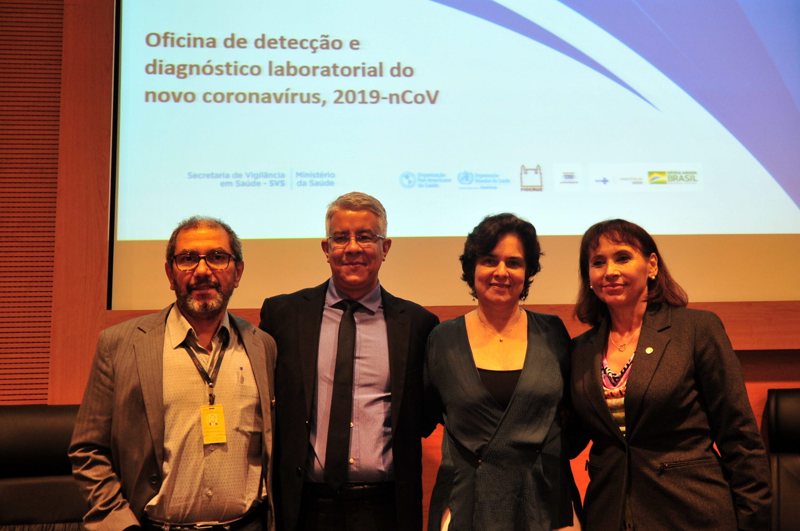 Encerramento da oficina de capacitação de laboratórios públicos latino-americanos para o diagnóstico do novo coronavírus, organizada pelo Ministério da Saúde e pela Organização Panamericana da Saúde (OPAS) e realizada na Fiocruz. Da esquerda para a direita: Rivaldo Venâncio Cunha, da Coordenação de Vigilância em Saúde e Laboratórios de Referência/Fiocruz; Wanderson de Oliveira, Secretário de Vigilância em Saúde do Ministério da Saúde; Nísia Trindade Lima, presidente da Fiocruz; e Socorro Gros, representante da Organização Pan-Americana da Saúde (OPAS). Rio de Janeiro, 6-7 de fevereiro de 2020. Foto: Pedro Paulo. Acervo CCS/Fiocruz.