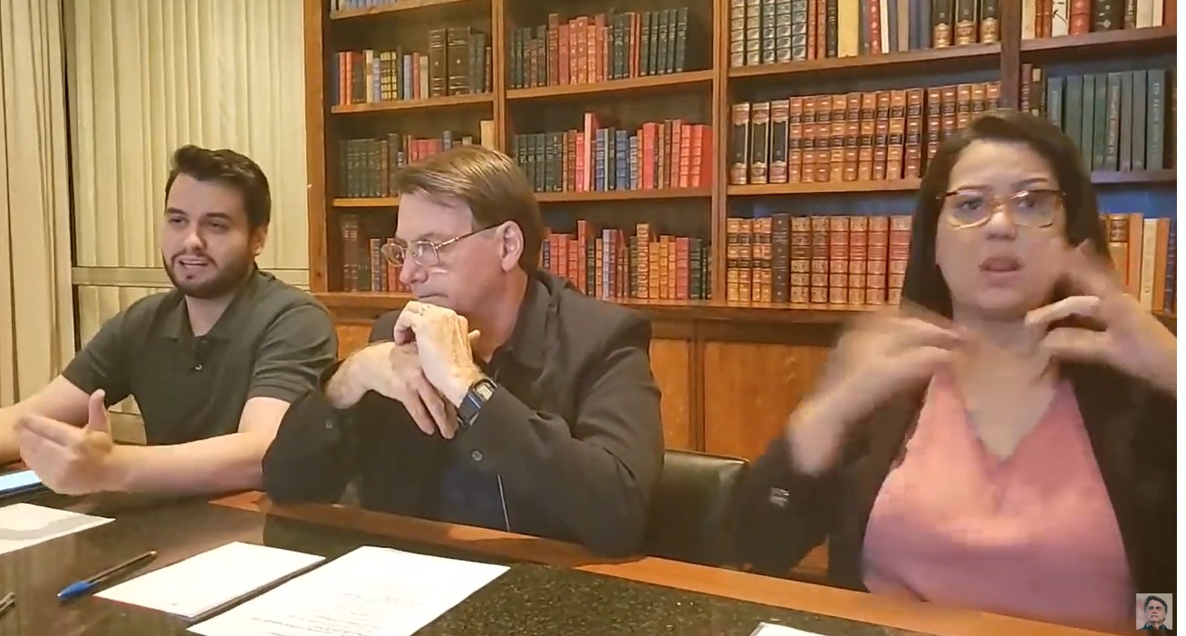 Bolsonaro incita apoiadores a filmarem hospitais