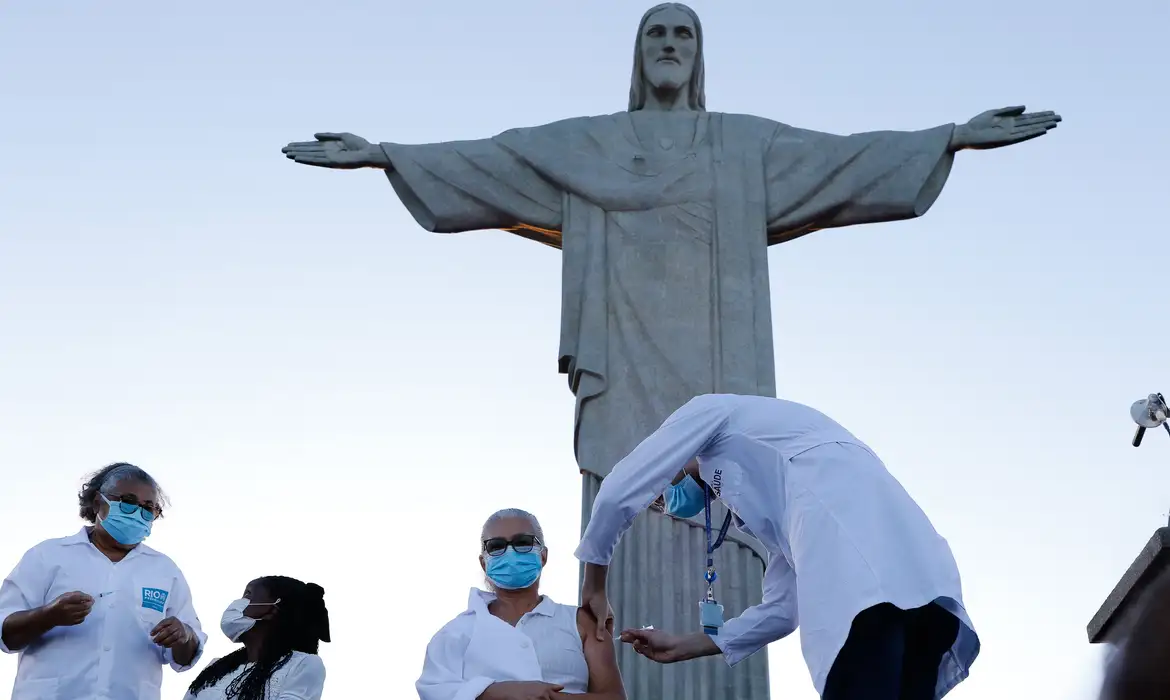 No Rio de Janeiro, vacinação começa aos pés do Cristo Redentor