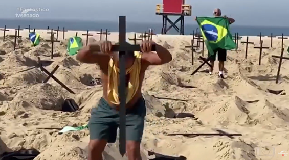 Protesto com cruzes em Copacabana gera comoção no país